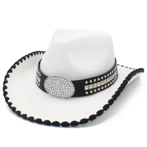 Chapeau de cowboy occidental blanc avec bordure noire, bande de cuir cloutée et strass.