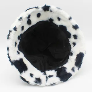 Close-up detail van pluche koeienprint bucket hat interieur en pluizige winterstijl.