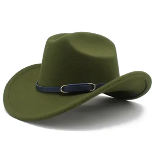 Dettaglio in primo piano del cappello da cowboy in feltro verde con cinturino in pelle.