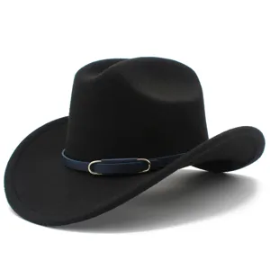 Dettaglio ravvicinato del cappello fedora nero, con cinturino blu scuro e fibbia metallica.