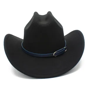 Primo piano dettaglio del cappello da cowboy in feltro nero con cinturino blu e fibbia dorata.
