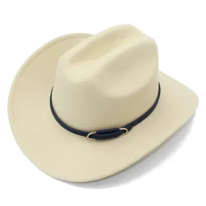 Dettaglio cappello cowboy feltro beige, tesa curva con cinturino blu e fibbia metallo.