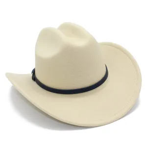 Primo piano dettagliato di un elegante cappello da cowboy in feltro beige con fascia scura.