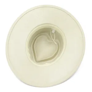 Chapeau Fedora beige effet suédine à large bord avec détail couronne cœur tendance.