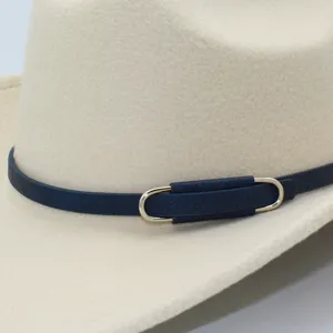 Cappello da cowboy fedora in feltro beige con fascia in pelle blu scuro e fibbia in metallo