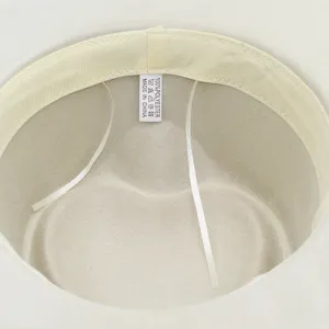 Vue de détail intérieure montrant la bande anti-sueur et l'étiquette du chapeau en suédine.