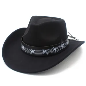 Dettaglio in primo piano del cappello da cowboy nero con fascia musicale e tesa larga.