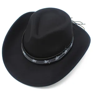 Cappello da cowboy in feltro nero con nastro musicale e tesa larga arrotolata per spettacoli.