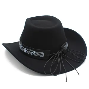 Vista dettagliata del classico cappello da cowboy nero con fascia in pelle e note musicali.