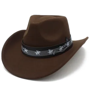 Primo piano del cappello da cowboy in feltro marrone con fascia decorata con motivi musicali.