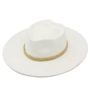 Herzförmiger Fedora Hut Detail, beiges geflochtenes Hutband, stilvoller modischer Sonnenhut.