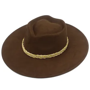 Braunes Wildlederhut Detail mit einzigartiger Herz Krone und eleganter goldener Borte.