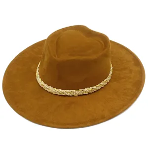 Detailansicht des braunen Wildlederhutes mit herzförmiger Krone und edlem Flechtband.