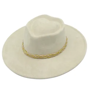 Nahaufnahme des beigen Hut with herzförmiger Krone und eleganter geflochtener Dekobandverzierung.