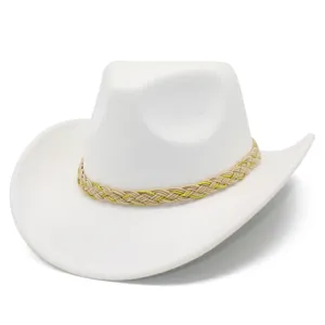 Nahaufnahme des weißen Western-Cowboyhuts mit einem goldenen und beigen geflochtenen Hutband.