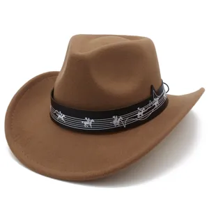 Primo piano dettagliato del cappello da cowboy marrone con fascia con note musicali nera.