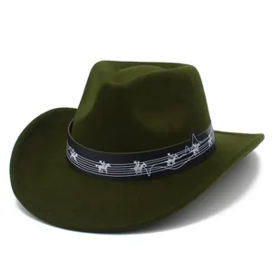 Dettaglio cappello da cowboy western verde scuro, elegante fascia con note musicali e cavalli.