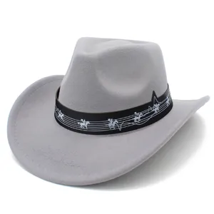 Dettaglio cappello cowboy feltro grigio, con fascia nera con note musicali e cavalli pixel.
