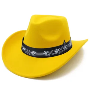Vista di dettaglio di un elegante cappello da cowboy giallo con nastro musicale e tesa.