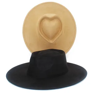 Vue détaillée du chapeau élégant en suédine à calotte cœur camel et chapeau noir.