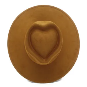 Gros plan détaillé du chapeau fedora élégant en daim à large bord en forme de cœur.