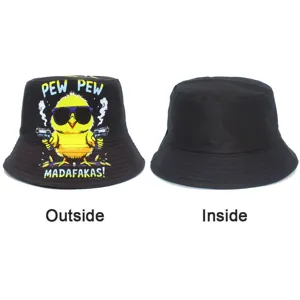 Bob noir avec imprimé de poulet drôle et pistolet, design réversible, style streetwear décontracté.