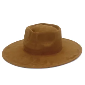 Gros plan détaillé du chapeau fedora marron en suédine à large bord, texture douce et finitions.