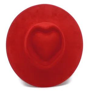 Chapeau fedora rouge en suédine à large bord avec couronne en forme de cœur élégant.