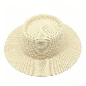 Vista detallada del sombrero de paja minimalista con copa plana y textura tejida fina.