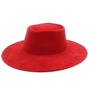 Détail de chapeau rouge à large bord, texture suédine douce, vue de chapeau jazz.