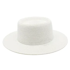 Vista detallada de un sombrero de paja blanco simple, perfecto para protección solar en la playa.