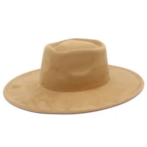 Gros plan détail du chapeau fedora en suédine marron clair au style jazz élégant.