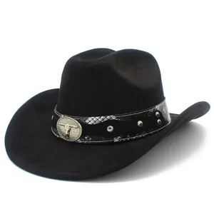 Nahaufnahme des schwarzen Wildleder Cowboyhutes mit Schlangenmuster Band und Stier Motiv.