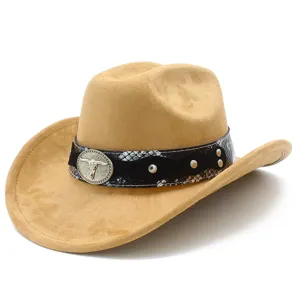 Wildleder Cowboyhut mit Schlangenmuster Band und Stierschädel Schnalle im Western Stil.