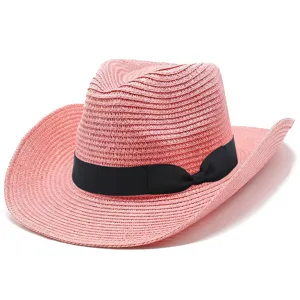 Primo piano dettagliato del cappello da cowboy in paglia rosa con tesa curva e nastro nero.