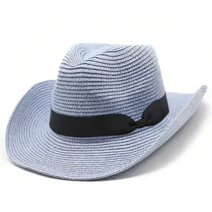 Vista ravvicinata dei dettagli di un cappello da cowboy in paglia azzurro con nastro nero.