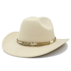 Dettaglio in primo piano del cappello da cowboy beige con fascia intrecciata etnica.