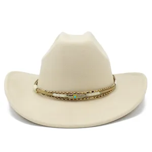 Primo piano dell'elegante cappello da cowboy beige con piuma e nastro con stampa serpente.