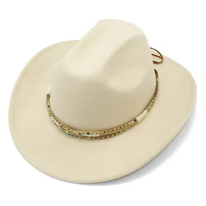 Dettaglio cappello da cowboy western beige, fedora a tesa larga con elegante nastro etnico.