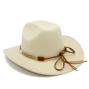 Primo piano dettagliato del cappello da cowboy beige con fascia intrecciata e cordino in pelle.