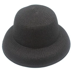 Vista dettagliata del cappello di paglia a cupola nero, classico design di protezione solare.