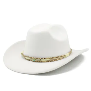 Vista dettagliata di un elegante cappello da cowboy bianco in feltro con nastro etnico.