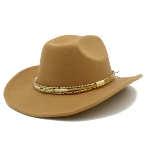 Primo piano di un cappello da cowboy in feltro marrone con fascia intrecciata, piuma e turchese.