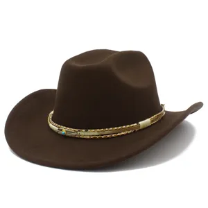 Cappello da cowboy western marrone classico con fascia etnica e ciondolo in piuma turchese.