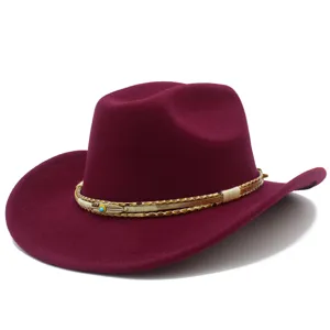 Dettaglio di un elegante cappello da cowboy in feltro rosso bordeaux con piuma e perline.