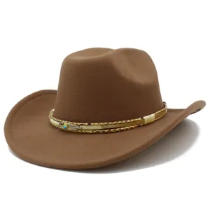 Vista ravvicinata di cappello da cowboy in feltro marrone con nastro di piume, stile western.