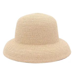 Primo piano sulla trama del cappello di paglia beige, perfetto per sole e spiaggia estiva.
