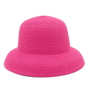 Primo piano del cappello di paglia rétro rosa acceso, perfetto per le vacanze estive.