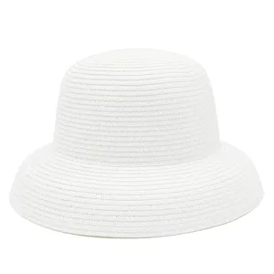 Primo piano che mostra in dettaglio la tessitura fine e il bordo elegante del cappello da sole bianco.