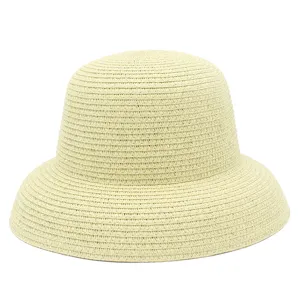Primo piano dettagliato del cappello di paglia beige, con trama intrecciata e forma a cupola.